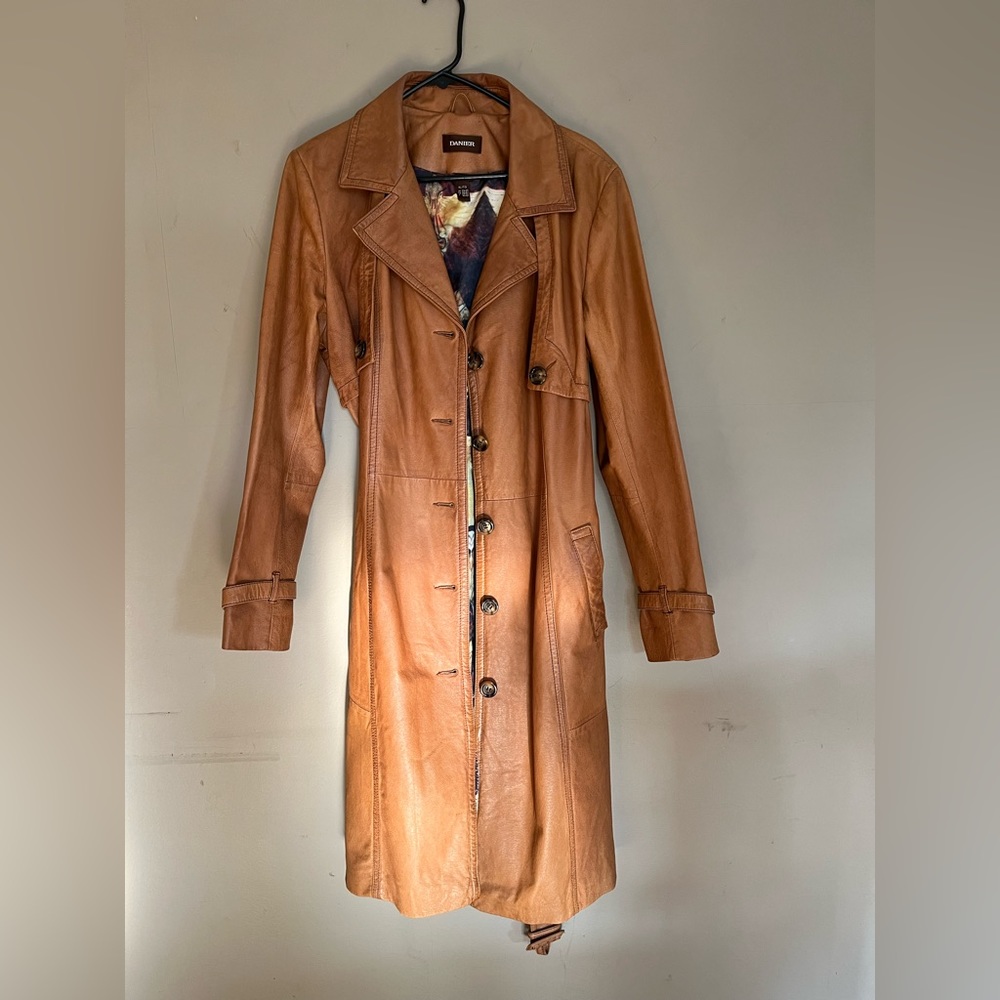 Super chic Danier brown leather trench coat 🤎✨ has a belt to tie around as well